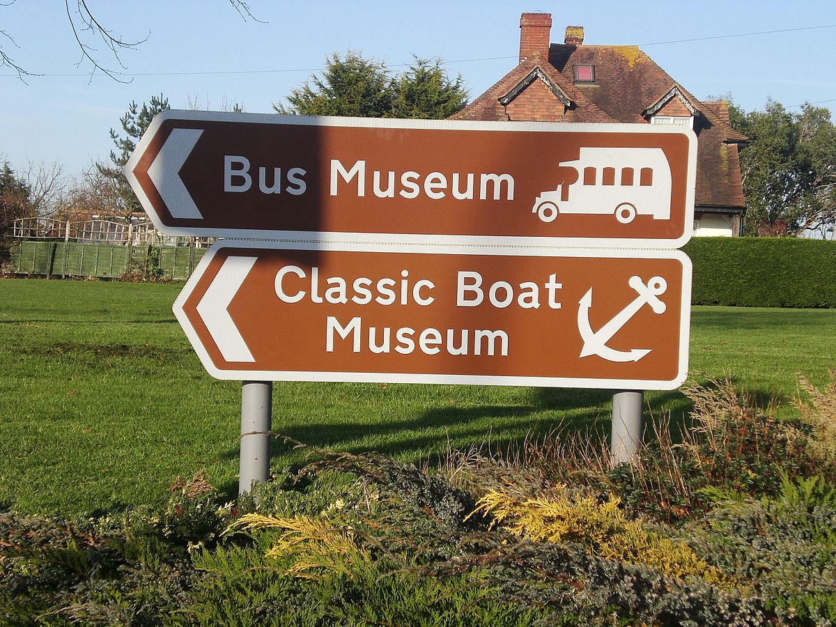 1200px-Sign_for_the_Isle_of_Wight_Bus_Museum.JPG