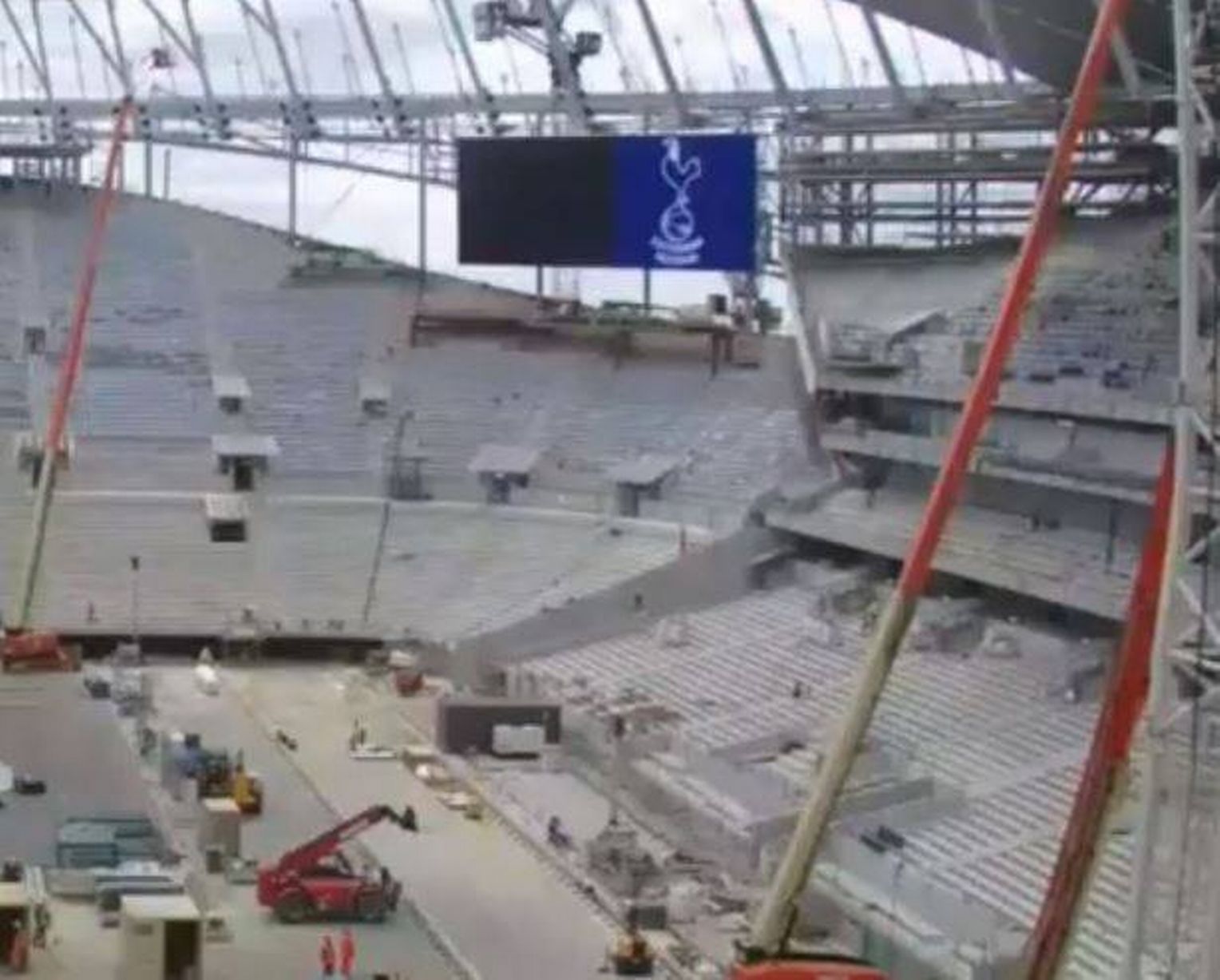 New-Spurs-stadium-LED-screen-test-1.jpg